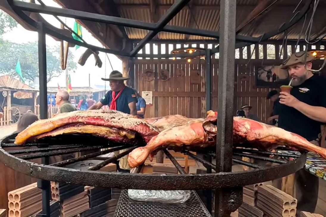 En la Mayor Fiesta de Churrasco de Brasil, en Porto Alegre, el Parque Harmonia Reúne Mucho Churrasco, Costelão y Lingüisa Campeira en Piquetes Llenos, Celebrando Tradición Gaucha en Gran Estilo.