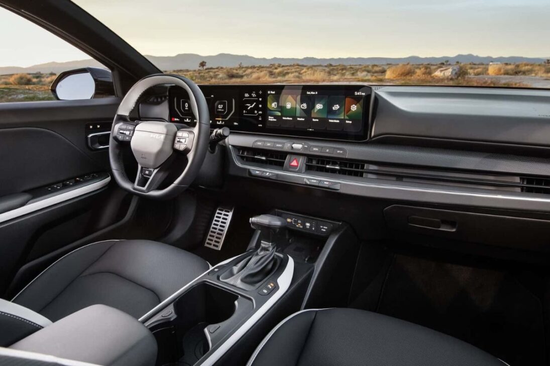 Kia K4 llega a Brasil como sedán medio para enfrentar Corolla, Nissan Sentra y BYD King, con foco en desempeño, seguridad y relación costo-beneficio.