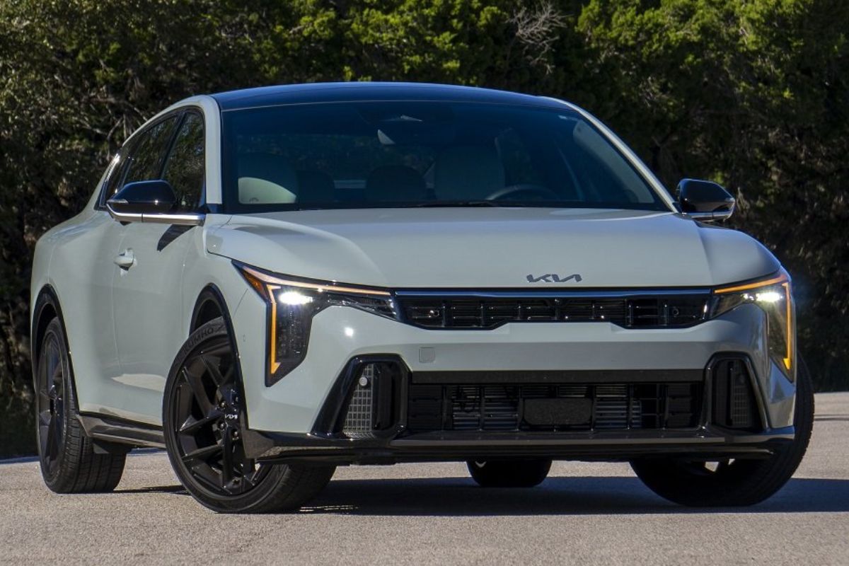 Kia K4 chega ao Brasil como sedan médio para enfrentar Corolla, Nissan Centra e Bid King, com foco em desempenho, segurança e custo-benefício.