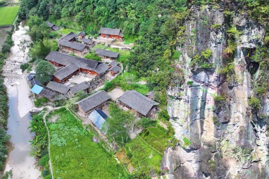 Conozca Luyuanping, en Hubei, dolina aislada de la primera aldea con elevador del mundo, conectada por un elevador inclinado.