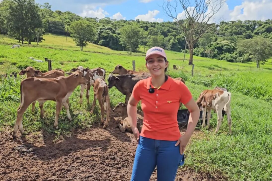 En la granja propia en el interior de Minas Gerais, una joven ganadera transforma 58 vacas en 860 litros diarios de leche, manteniendo viva la tradición familiar y proyectando nuevos pasos para el ganado.