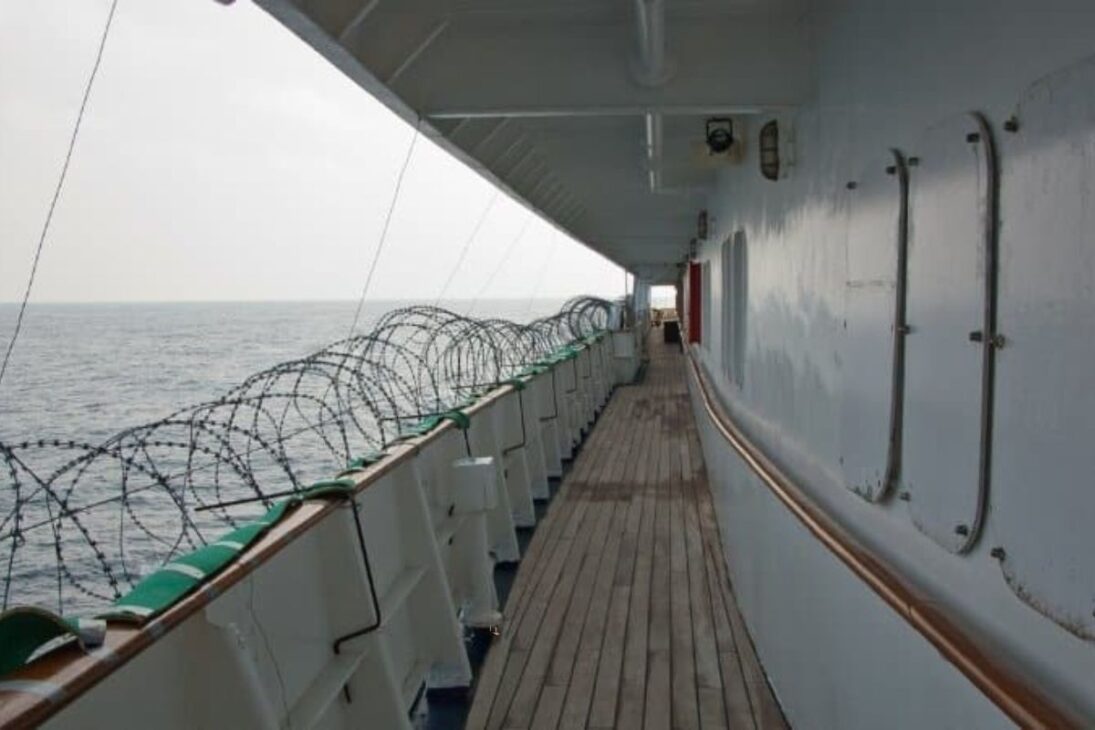 Cómo Los Barcos De Carga Usan Cañones De Agua Y Defensa Sin Armas Para Enfrentar Piratas Somalíes Y Rebeldes Houthis En El Mar Rojo Sin Depender Solo De Escoltas