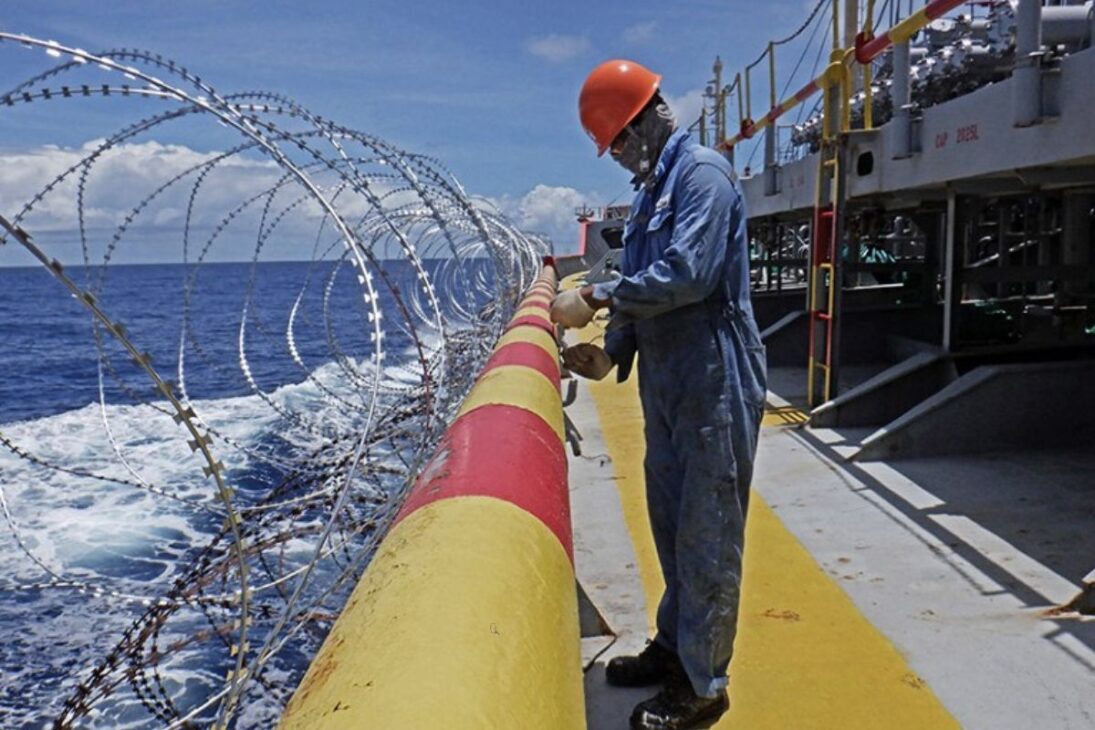 Cómo Los Barcos De Carga Usan Cañones De Agua Y Defensa Sin Armas Para Enfrentar Piratas Somalíes Y Rebeldes Houthis En El Mar Rojo Sin Depender Solo De Escoltas