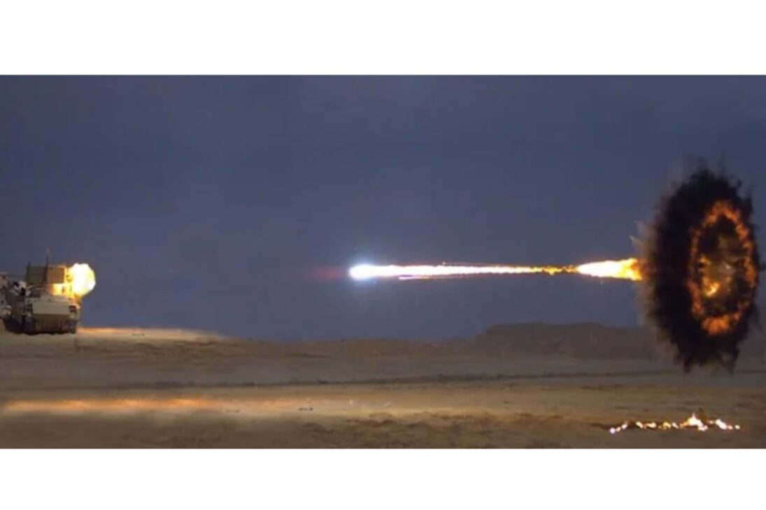 Cómo los tanques están perdiendo terreno frente a misiles antitanque, cargas moldeadas y blindajes reativos explosivos, y por qué los sistemas de protección activa se han convertido en pieza central en el campo de batalla.