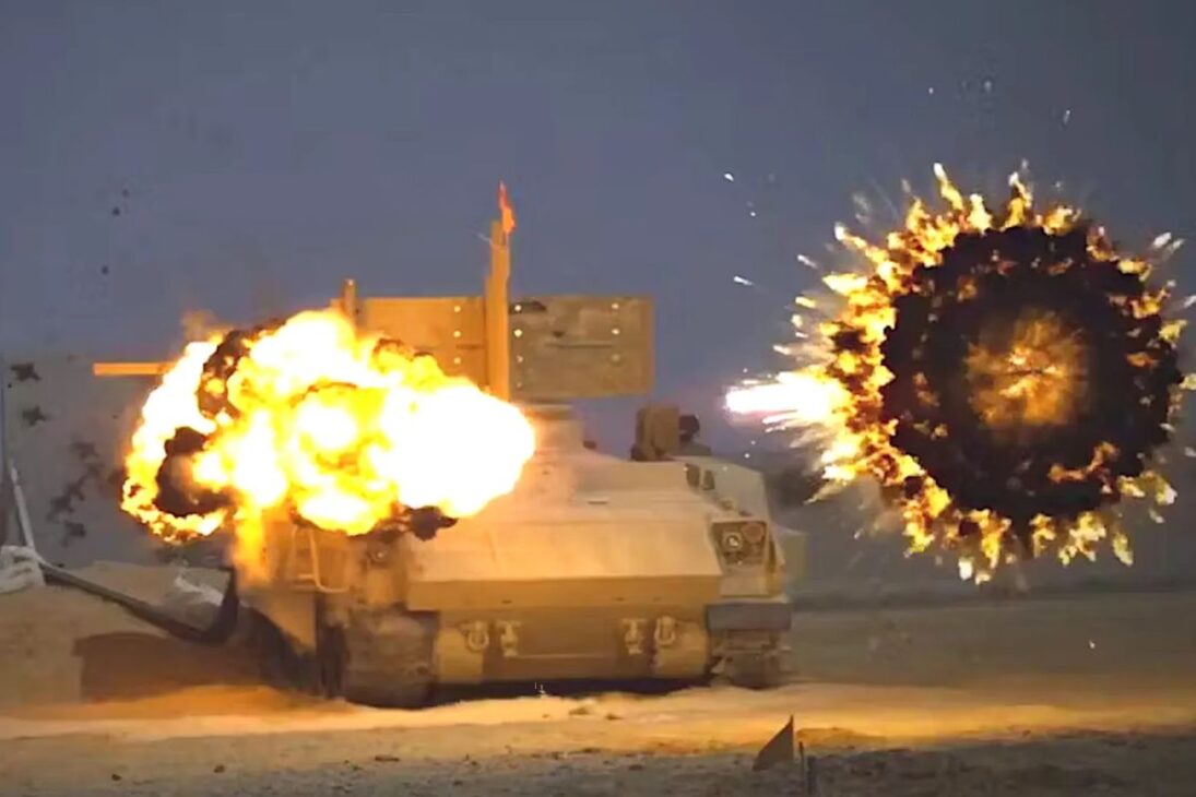 Cómo los tanques están perdiendo terreno frente a misiles antitanque, cargas moldeadas y blindajes reativos explosivos, y por qué los sistemas de protección activa se han convertido en pieza central en el campo de batalla.