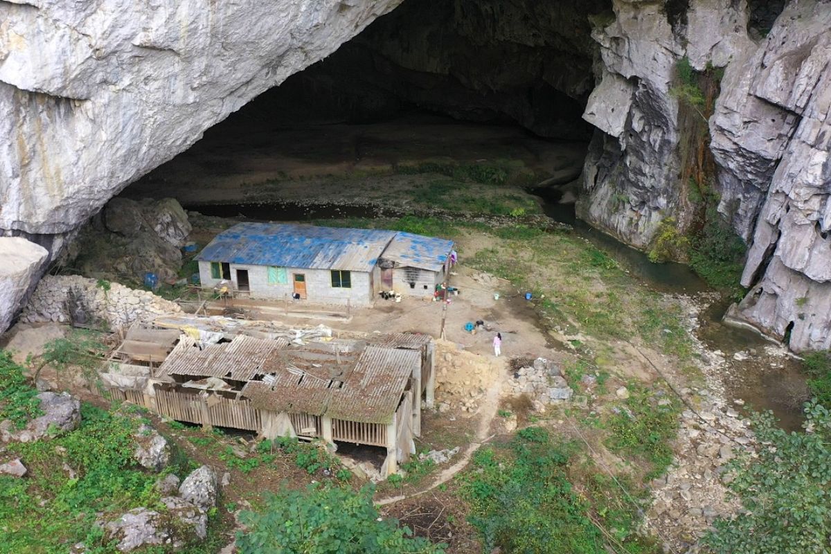 Reportagem mostra família em Guizhou que vive em casa construída dentro da rocha, em caverna gigante entre montanhas, num paraíso secreto com rio subterrâneo cristalino.