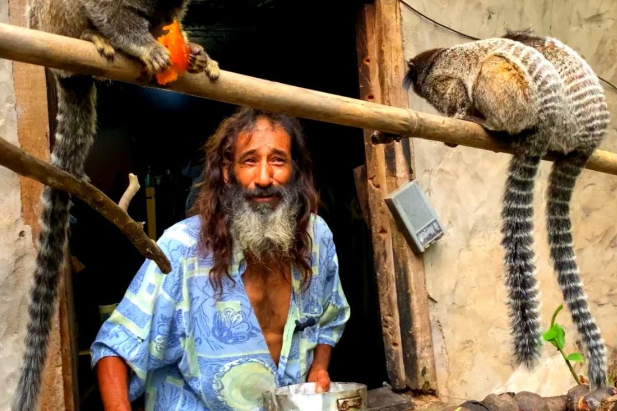 Isolado no mato em Minas, ele vive entre macacos na janela, cachorros que tomam café, uma cascavel antiga no banheiro e a floresta que escolhe preservar todos os dias