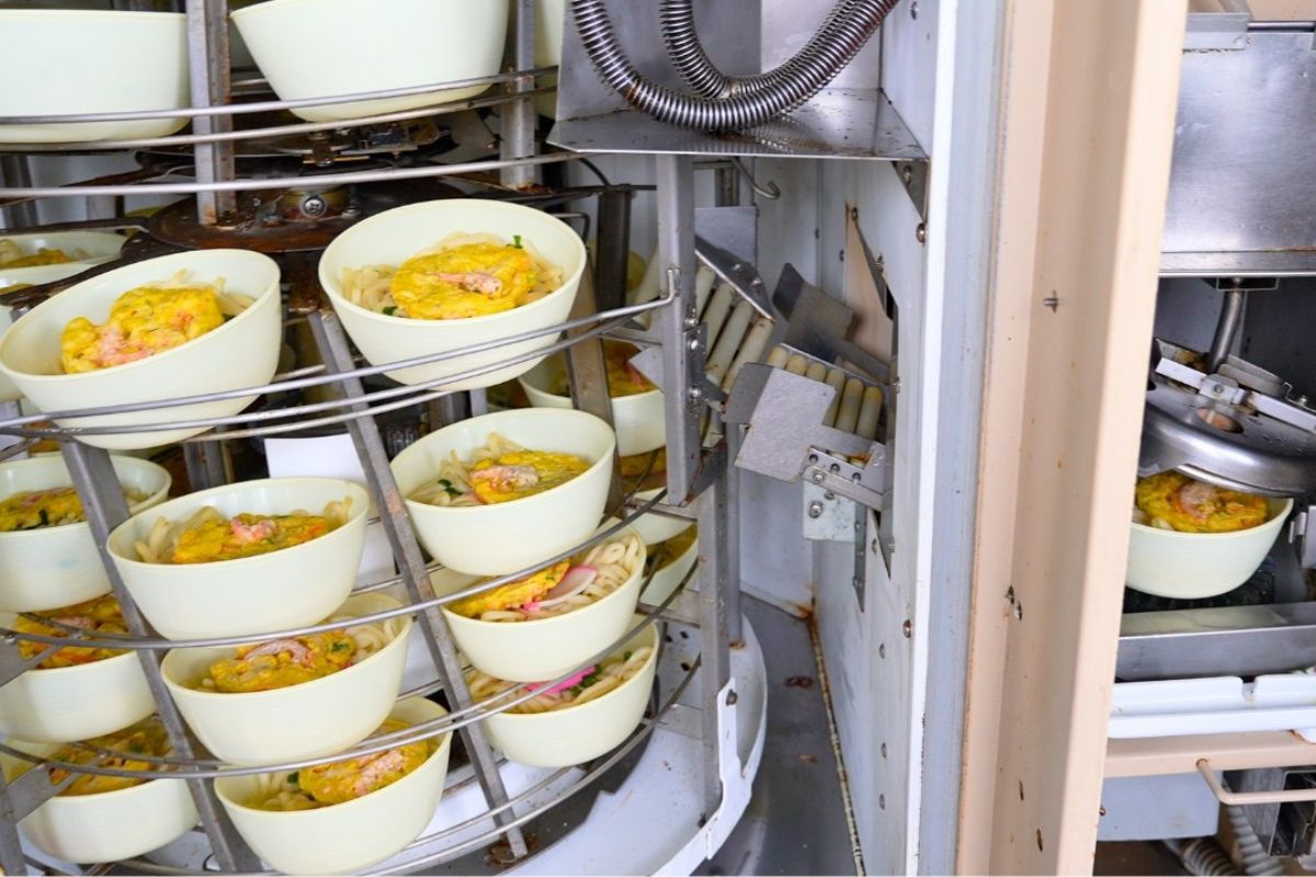 No parque japonês de vending machines, máquinas retrô servem udon, curry e lanches quentes, unindo máquinas clássicas e atmosfera retrô em uma experiência única no Japão.