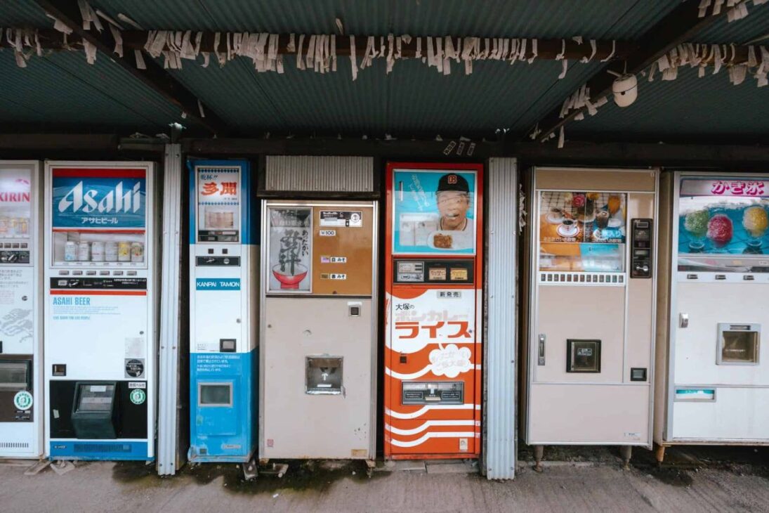 En el parque japonés de vending machines, máquinas retro sirven udon, curry y bocadillos calientes, combinando máquinas clásicas y atmósfera retro en una experiencia única en Japón.
