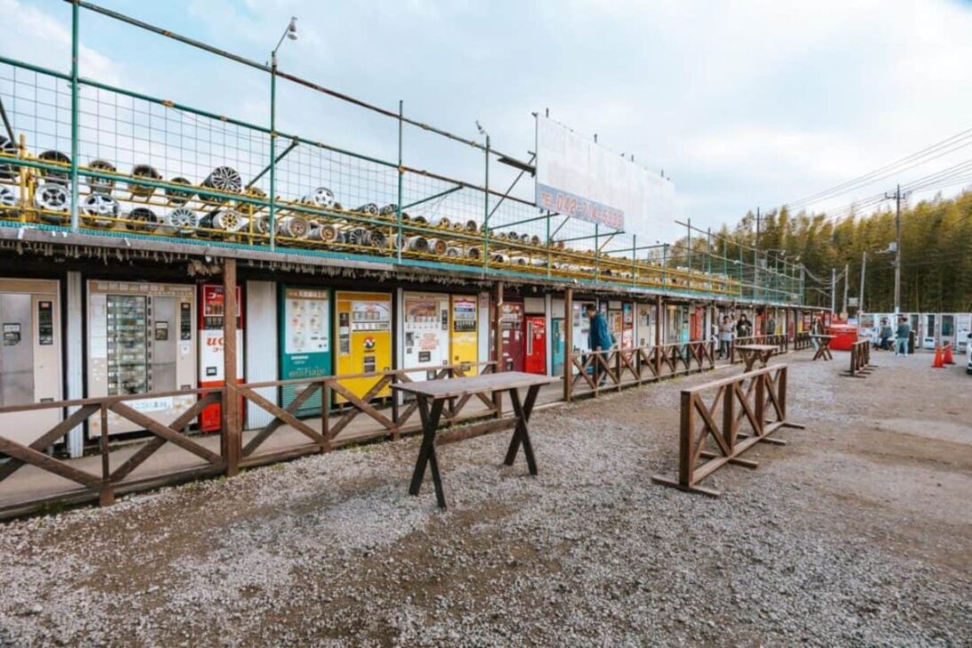 En el parque japonés de vending machines, máquinas retro sirven udon, curry y bocadillos calientes, combinando máquinas clásicas y atmósfera retro en una experiencia única en Japón.
