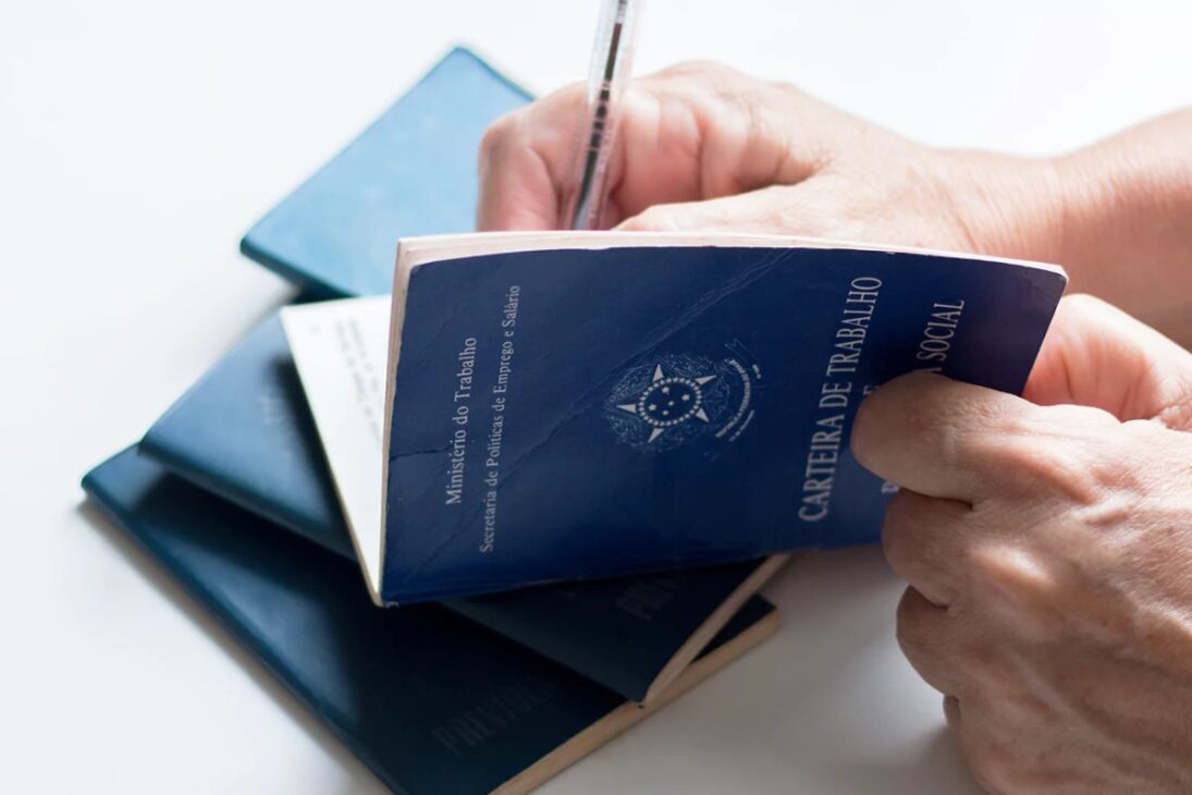 Firmar la cartera desde el primer día es una obligación legal, pero muchas empresas aún perjudican al trabajador, niegan el vale-transporte y distorsionan la jornada 12×36; entienda sus derechos.