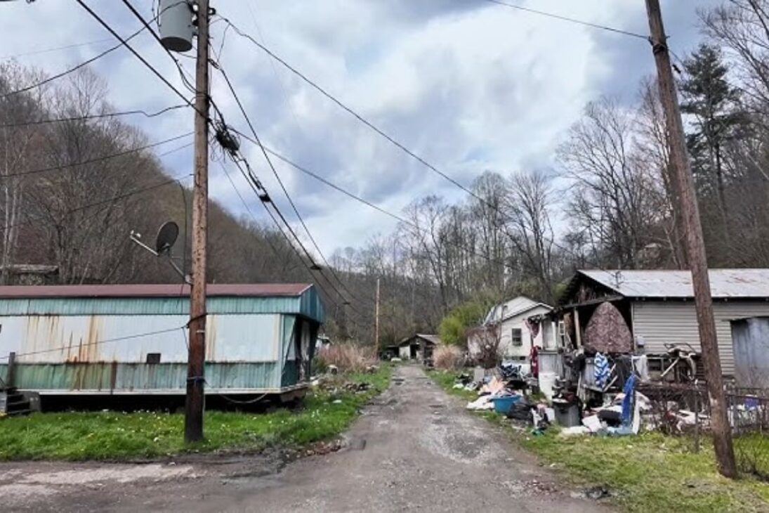 En Los Apalaches, Antiguos Valles Marcados Por Minas De Carbón Conviven Con Drogas Y Pobreza, Mientras Comunidades Luchan Para Sobrevivir Y Preservar Su Identidad.
