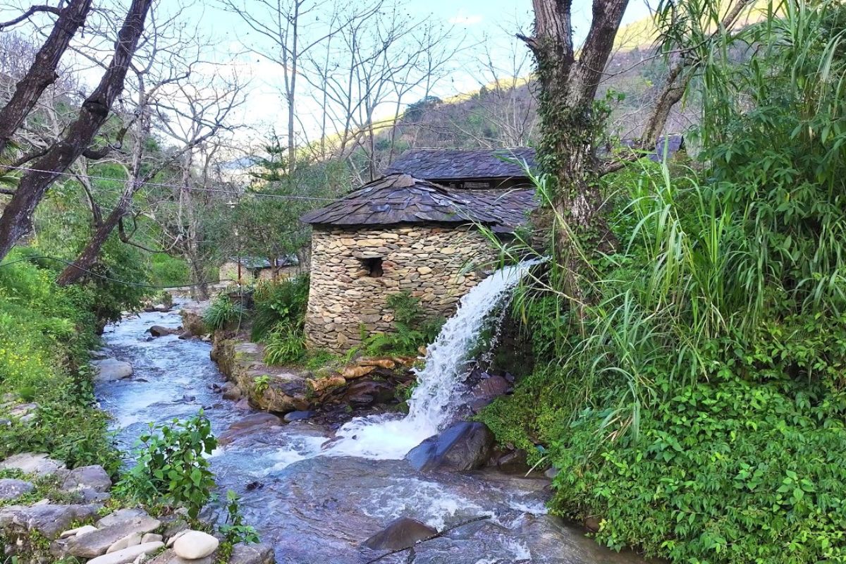Descubra Vila Gumo, com casas inteiras de pedra, moinhos de água, cultura ancestral e cotidiano rural preservado entre montanhas e paisagens intactas.