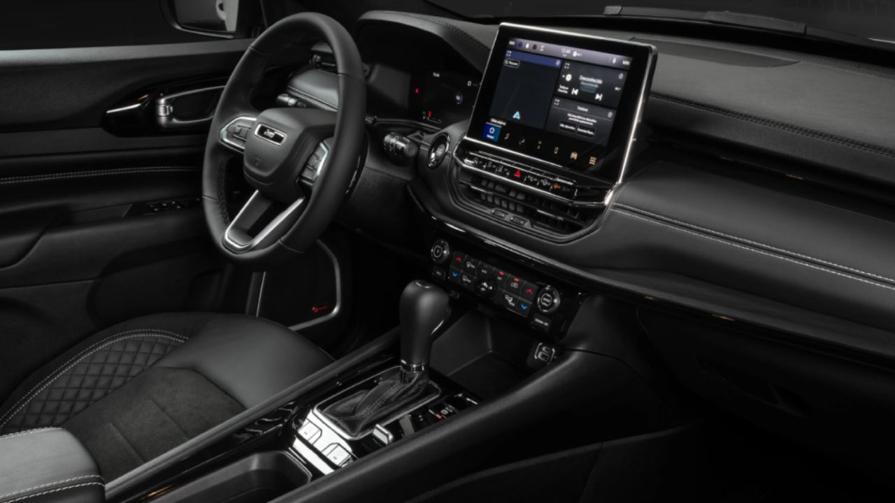 Com motor 2.0 turbo de 272 cv e 0 a 100 kmh em 6,3s, Jeep Compass Blackhawk 2025 chega com visual esportivo, pacote de luxo, imagem premium e resposta direta aos rivais chineses