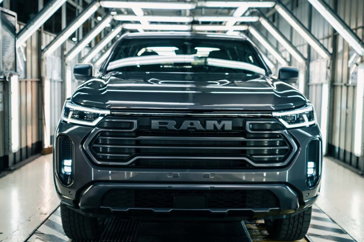 A nova Ram Dakota estreia como picape média de luxo, com motor 2.2 turbodiesel, tração 4x4 e posição acima da Fiat Titano no segmento de picapes.