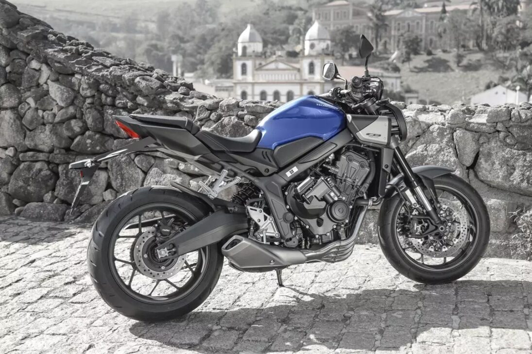 Con motor de cuatro cilindros 650 cilindradas, Honda CB650R E-Clutch 2026 entrega 86,7 cv, 5,8 kgfm y 220 km/h con embrague electrónico, ABS, HSTC y pantalla TFT de 5 pulgadas