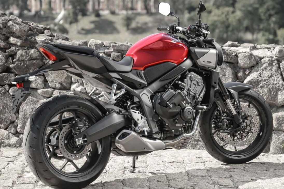 Con motor de cuatro cilindros 650 cilindradas, Honda CB650R E-Clutch 2026 entrega 86,7 cv, 5,8 kgfm y 220 km/h con embrague electrónico, ABS, HSTC y pantalla TFT de 5 pulgadas