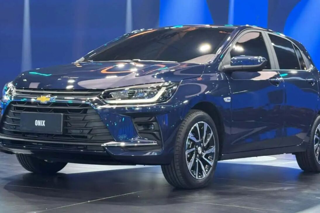 Onix Plus 2026 es sedán compacto con motor 1.0 turbo, transmisión automática y un paquete de seguridad, uniendo eficiencia y bajo consumo para uso urbano y rodoviario.