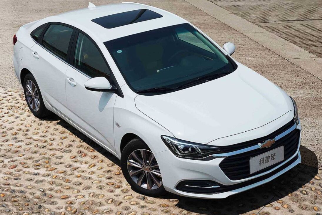 Chevrolet relanza el Monza en China con motor turbo, consumo de hasta 18 km/l y enfoque en tecnología, reposicionando el Monza como sedán competitivo en el mercado asiático.