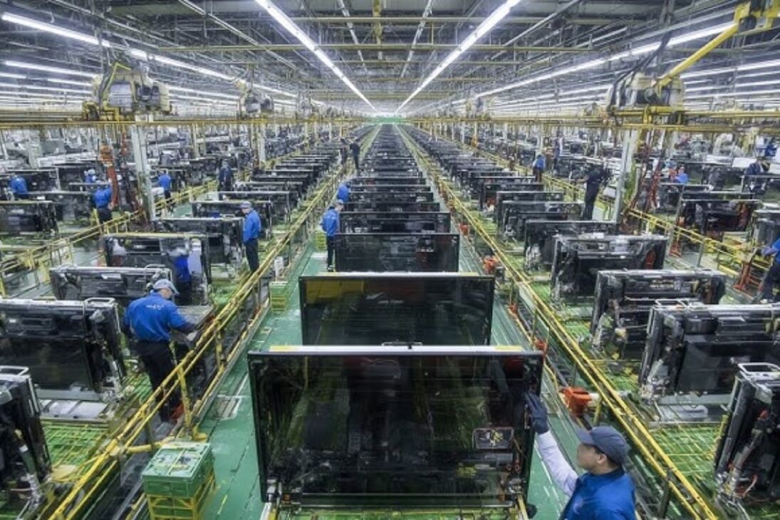 Descubre Cómo Nacen Las Smart TVs En Líneas De Fabricación Con Salas Limpias, Paneles Ultraavanzados, Integración De Placa-Madre Y Una Batería De Pruebas Rigurosas Antes De Llegar A Tu Casa.