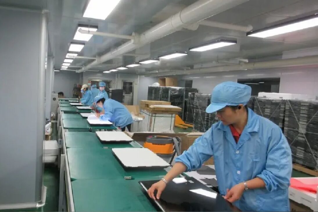 Descubre Cómo Nacen Las Smart TVs En Líneas De Fabricación Con Salas Limpias, Paneles Ultraavanzados, Integración De Placa-Madre Y Una Batería De Pruebas Rigurosas Antes De Llegar A Tu Casa.