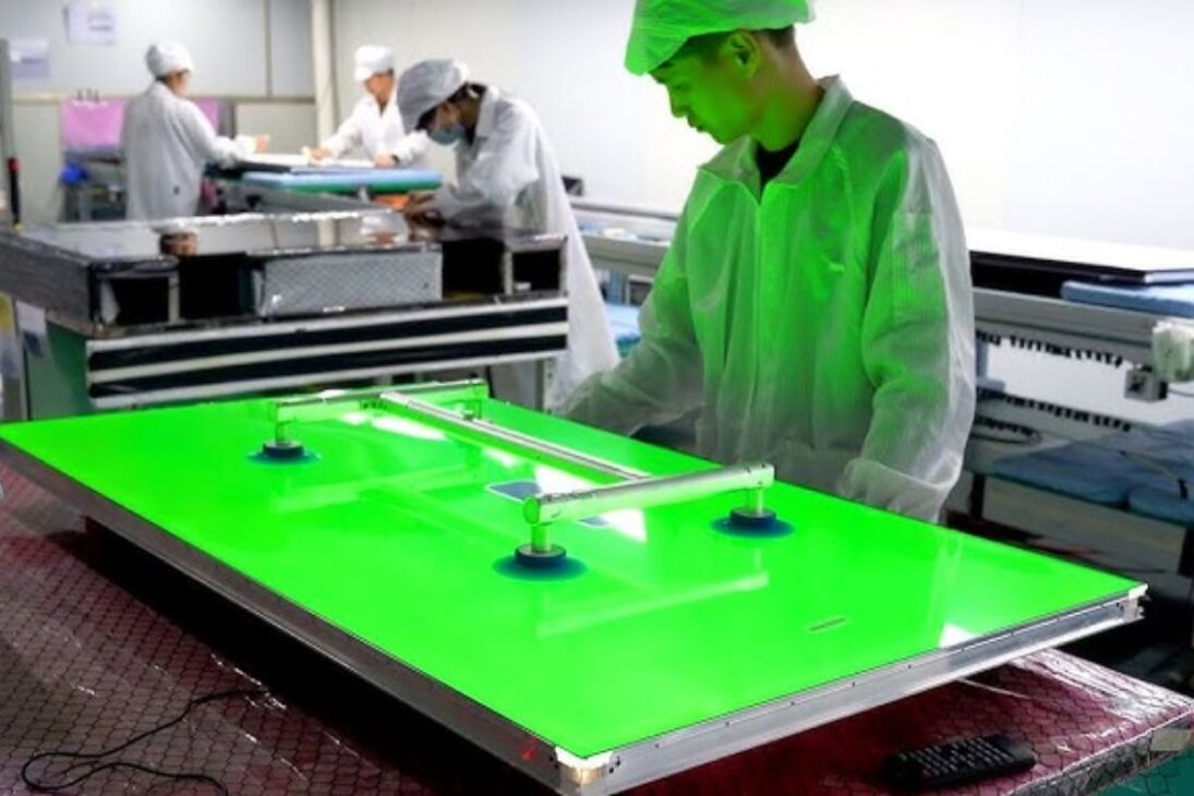 Descubre Cómo Nacen Las Smart TVs En Líneas De Fabricación Con Salas Limpias, Paneles Ultraavanzados, Integración De Placa-Madre Y Una Batería De Pruebas Rigurosas Antes De Llegar A Tu Casa.