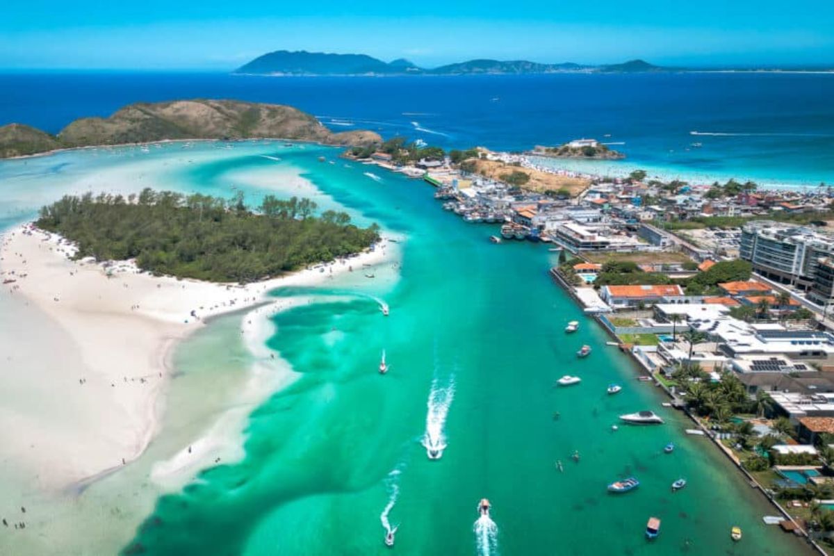 Cabo Frio é destaque da Região dos Lagos, com Praia do Forte, Ilha do Japonês e dicas para curtir a alta temporada com boa estrutura, lazer e visual caribenho.