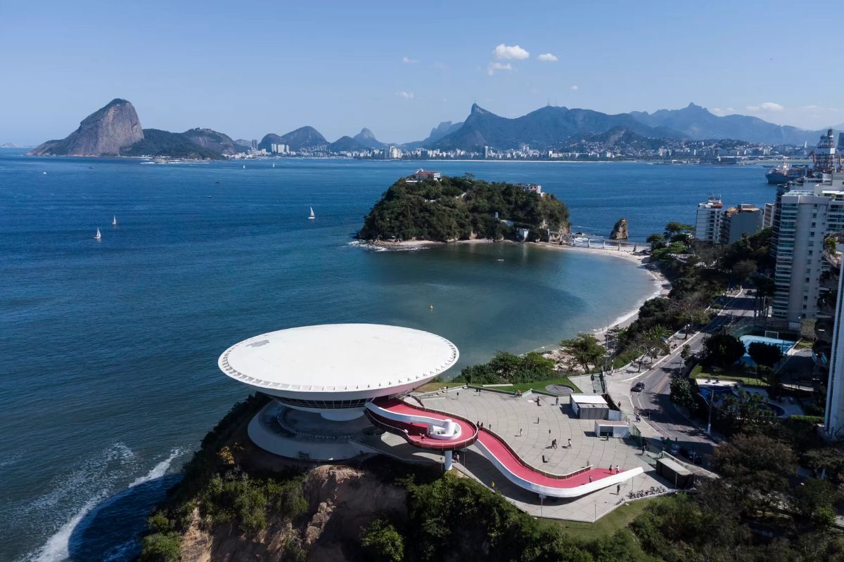 Conheça Niterói, cidade brasileira com praias voltadas para a Baía de Guanabara, pôr do sol marcante e alta qualidade de vida para quem visita ou mora.