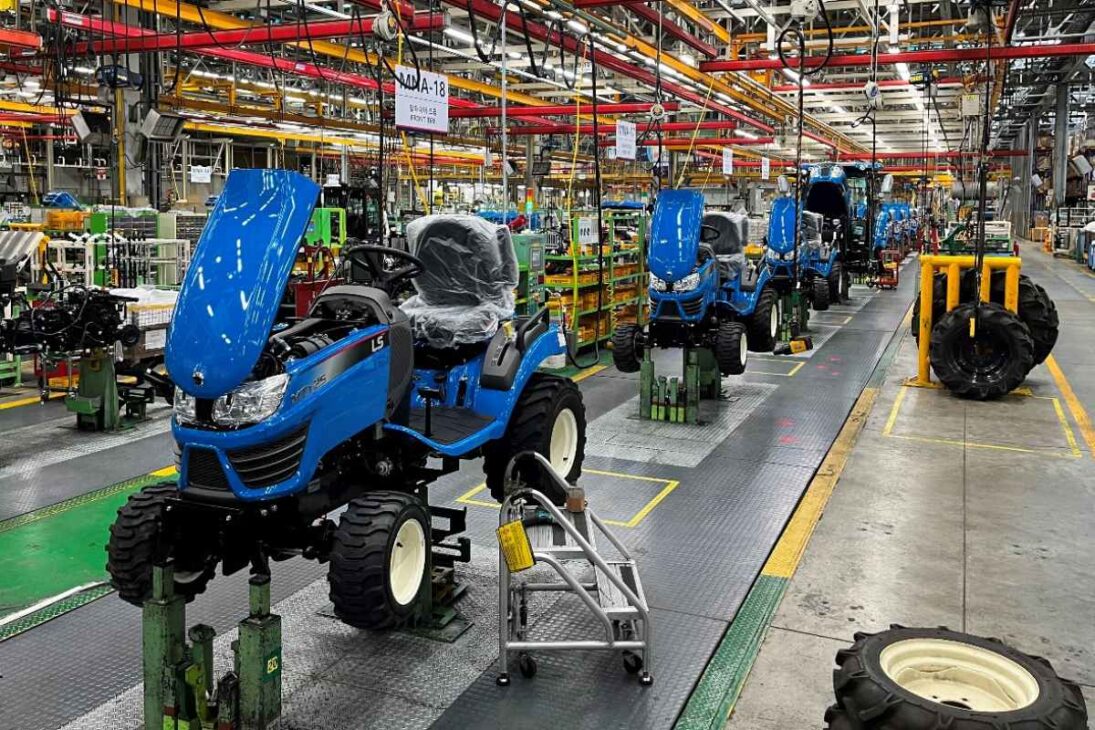 En la fábrica de LS Tractor, vea tractores en la línea de montaje, stock de piezas gigante y cómo todo esto hace la diferencia para el productor rural brasileño.