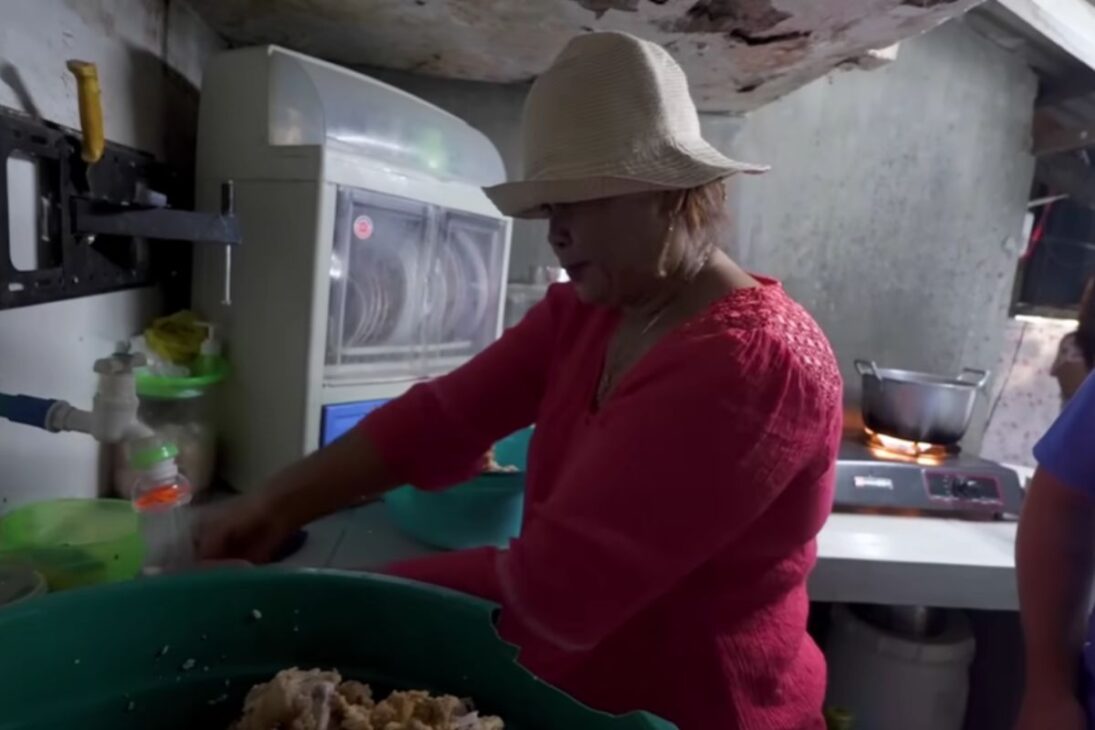 En Tondo, favela de Manila, Evelyn transforma sobras del McDonald’s en pagpag y muestra cómo la favela crea ingresos y esperanza en medio de la pobreza.