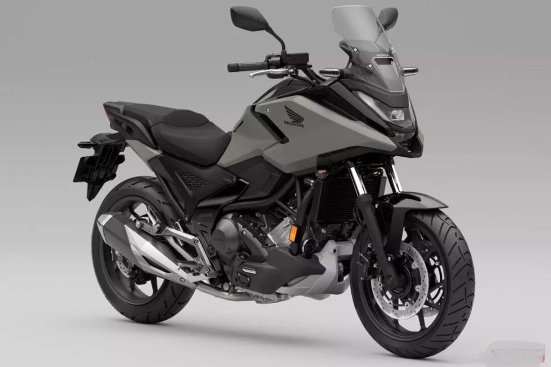 En la Honda NC 750X, el porta-casco frontal, el torque en baja, el DCT y el bajo consumo crean una crossover económica, versátil y racional para el uso diario.
