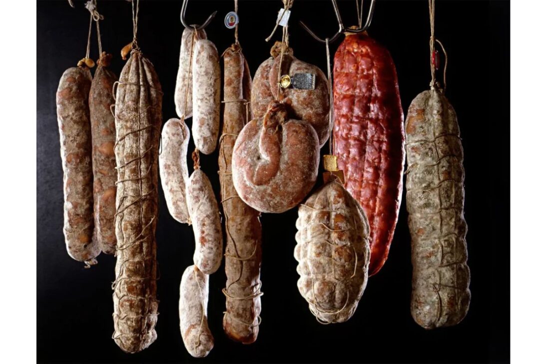 Productores Italianos Transformaron El Salame En Símbolo De Tradición Al Dominar La Fermentación Lenta Y La Curación Precisa, Creando Un Producto Estable, Seguro Y Deseado En El Mundo Entero.