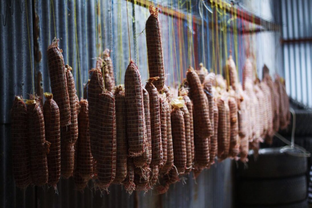 Productores Italianos Transformaron El Salame En Símbolo De Tradición Al Dominar La Fermentación Lenta Y La Curación Precisa, Creando Un Producto Estable, Seguro Y Deseado En El Mundo Entero.