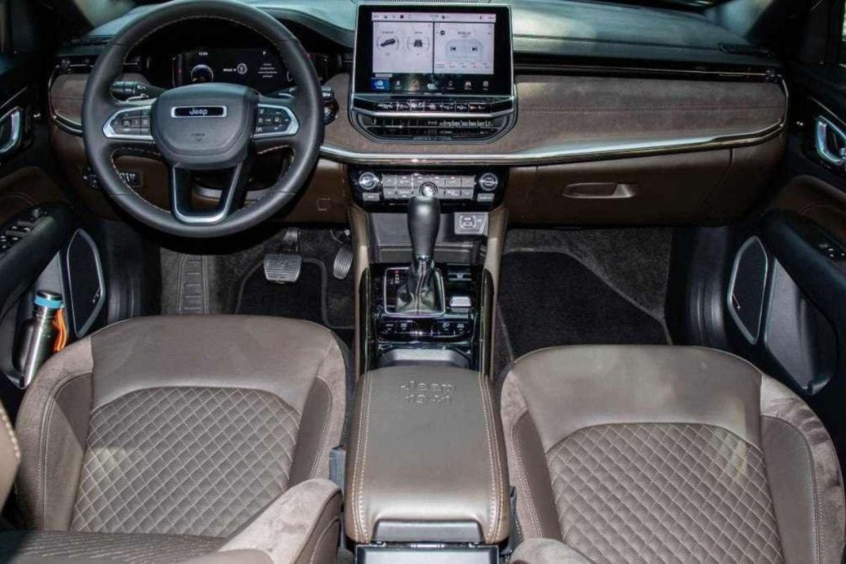 Com descontos, o Jeep Commander 2025 se destaca como SUV de sete lugares com motores diesel e gasolina e consumo competitivo para famílias que buscam espaço e eficiência.