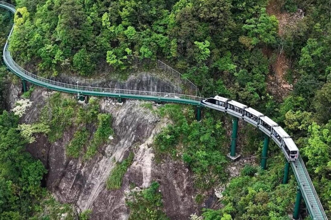 El tren eléctrico de la Montaña Dajue recorre acantilados a 1.200 metros y lleva a turistas en un circuito panorámico con vistas épicas y una experiencia completa en la montaña.