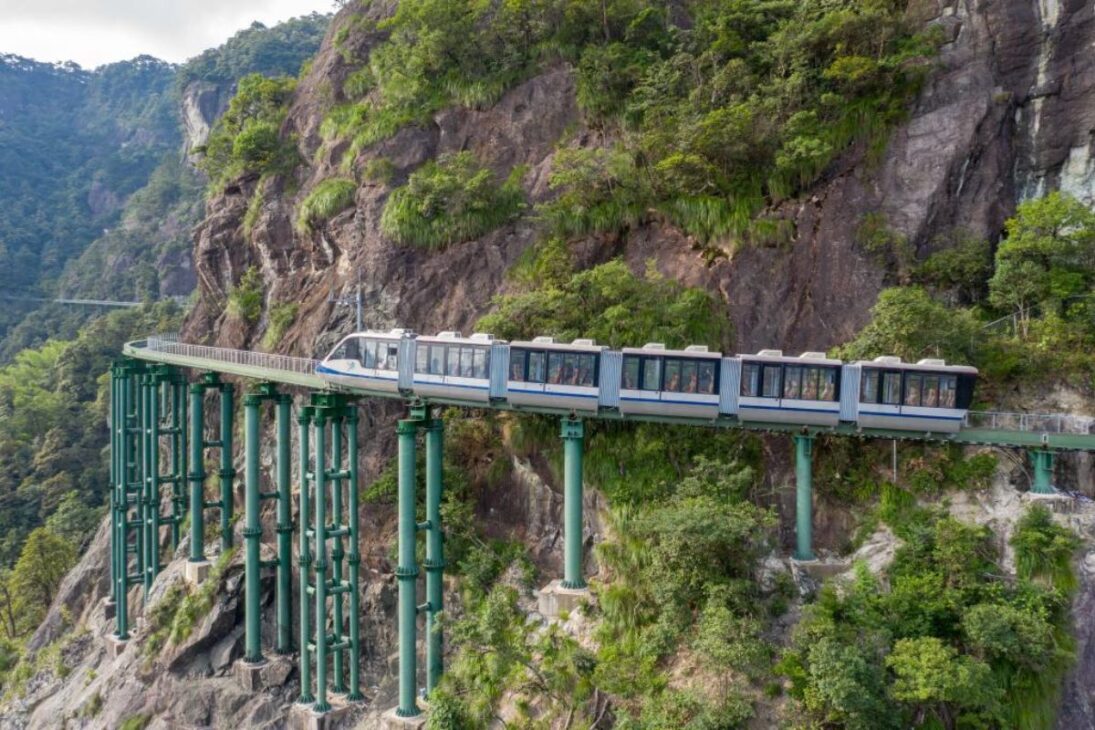 El tren eléctrico de la Montaña Dajue recorre acantilados a 1.200 metros y lleva a turistas en un circuito panorámico con vistas épicas y una experiencia completa en la montaña.