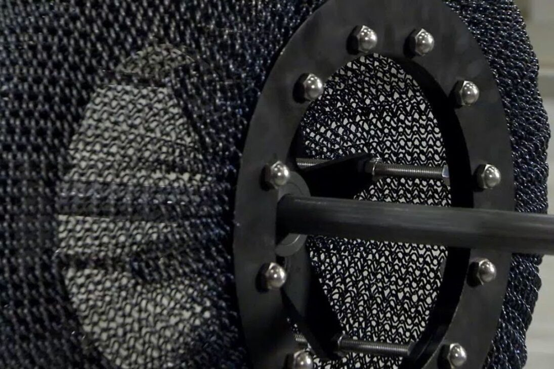 Las pruebas de la NASA con neumáticos sin aire utilizan ruedas de metal con memoria para reducir el mantenimiento, enfrentar el terreno de Marte y abrir camino para vehículos más eficientes y resistentes.