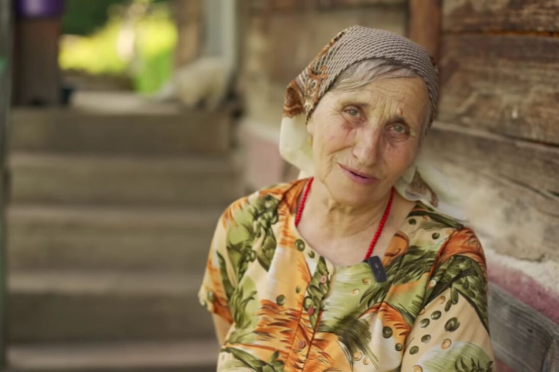 En una casa de madera aislada en la montaña, una abuela enfrenta el silencio, organiza la rutina con sus animales, encuentra paz en la montaña y transforma el aislamiento en fuerza.