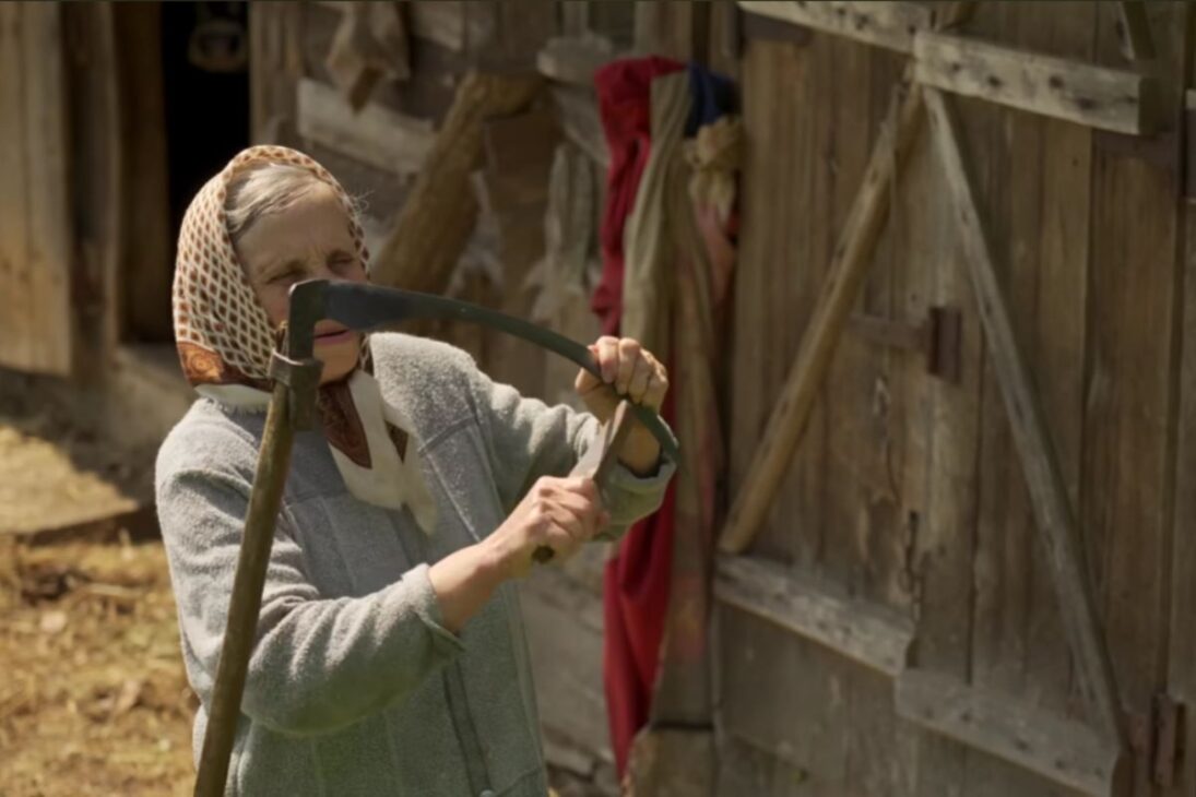 En una casa de madera aislada en la montaña, una abuela enfrenta el silencio, organiza la rutina con sus animales, encuentra paz en la montaña y transforma el aislamiento en fuerza.