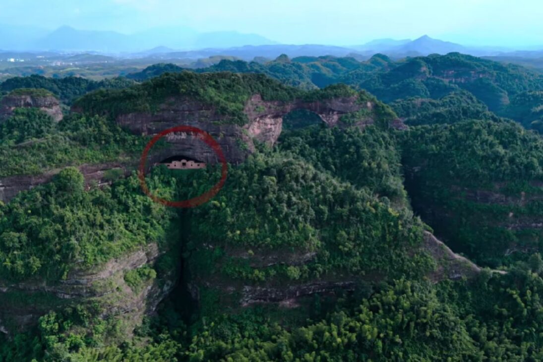 el escondite del legendario Rey de los Ladrones en China, una cueva en acantilado aislado, mostrando cómo el Rey de los Ladrones eligió a China como escenario perfecto para ocultarse.
