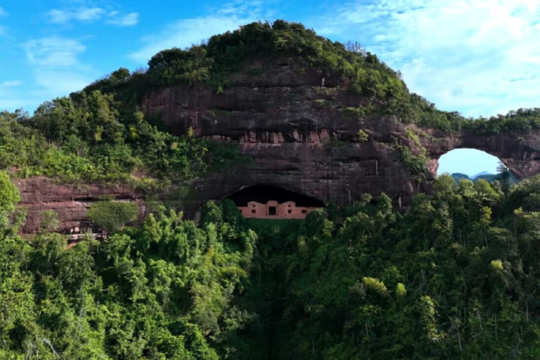 el escondite del legendario Rey de los Ladrones en China, una cueva en acantilado aislado, mostrando cómo el Rey de los Ladrones eligió a China como escenario perfecto para ocultarse.