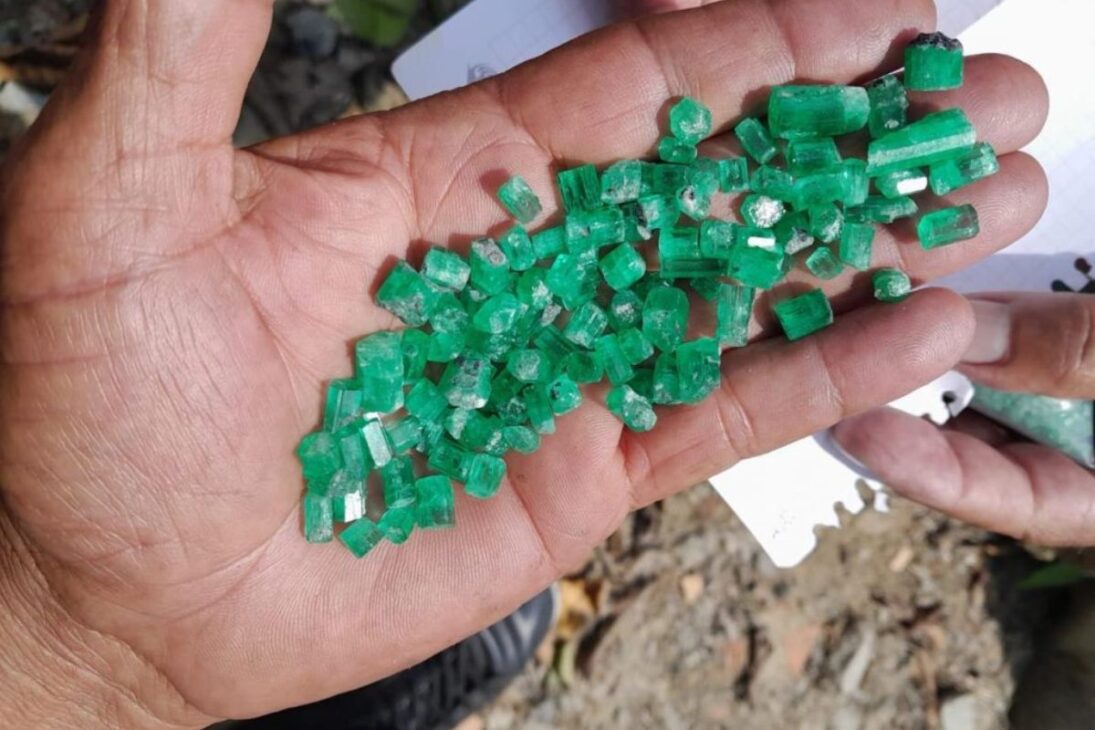 En Colombia, donde las esmeraldas valen hasta medio millón de dólares, minas de 150 millones atraen a inversores extranjeros mientras guaqueros disputan residuos y cuestionan quién realmente se beneficia.