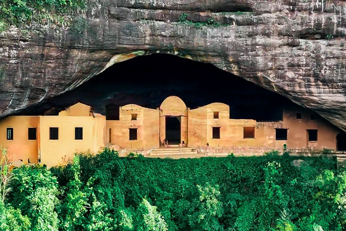 O esconderijo do lendário Rei dos Ladrões na China, uma caverna em penhasco isolado, mostrando como o Rei dos Ladrões escolheu a China como cenário perfeito para se ocultar.