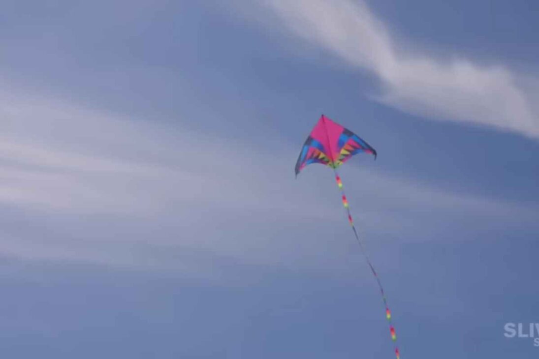 Una cometa monstruosa sube con cámaras sujetas a un kilómetro de línea, enfrenta viento fuerte y pone en riesgo todo en un experimento llevado al límite.

