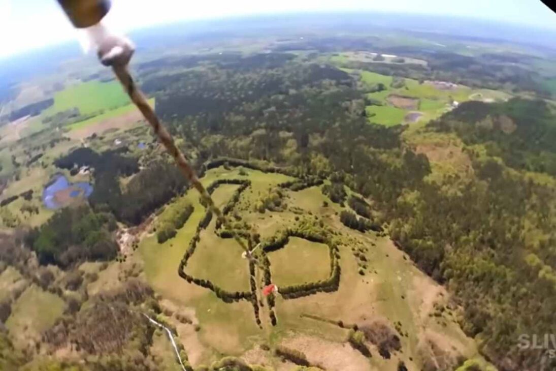 Una cometa monstruosa sube con cámaras sujetas a un kilómetro de línea, enfrenta viento fuerte y pone en riesgo todo en un experimento llevado al límite.

