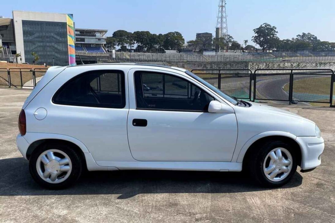 En 2025, el Chevrolet Corsa de los años 90 sigue fuerte entre usados: Corsa GL barato, Corsa GSi por debajo de R$ 30 mil, combinando economía y practicidad urbana con mantenimiento simple y accesible.