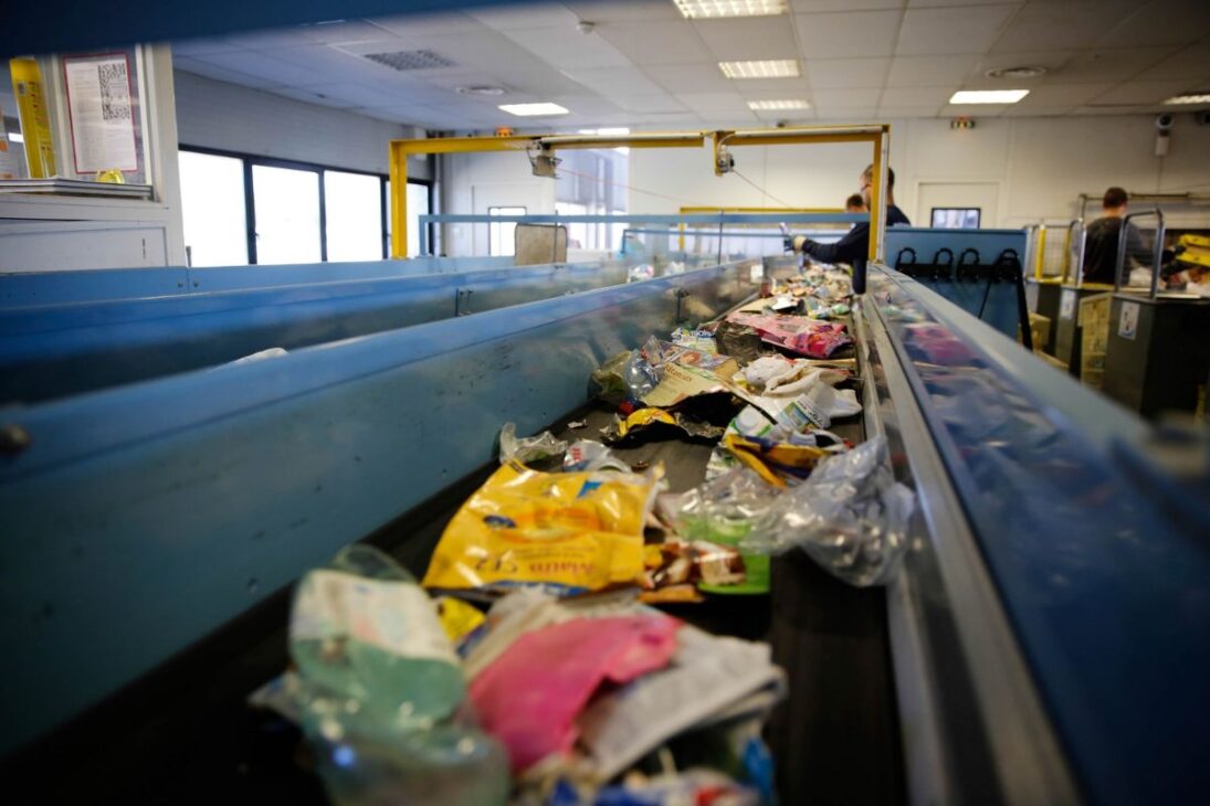 En el ciclo industrial, toneladas de plástico pasan por clasificación óptica, extrusión a 520 ºC, se convierten en preformas y regresan al mercado a través del reciclaje.