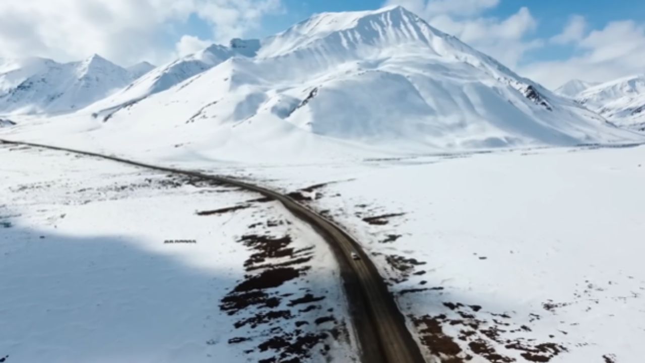 Descubre la aventura por la Dalton Highway en Alaska. De Deadhorse a Prudhoe Bay, ve cómo la pareja inició la Ruta Panamericana entre hielo y lobos.