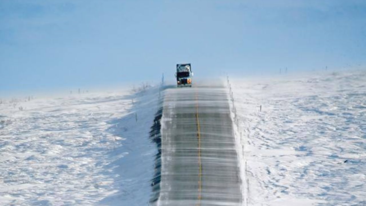 Desafiando a infame Dalton Highway com uma van 4x2, casal enfrenta neblina congelante, lama e um encontro cara a cara com um lobo negro rumo ao extremo norte do Alasca