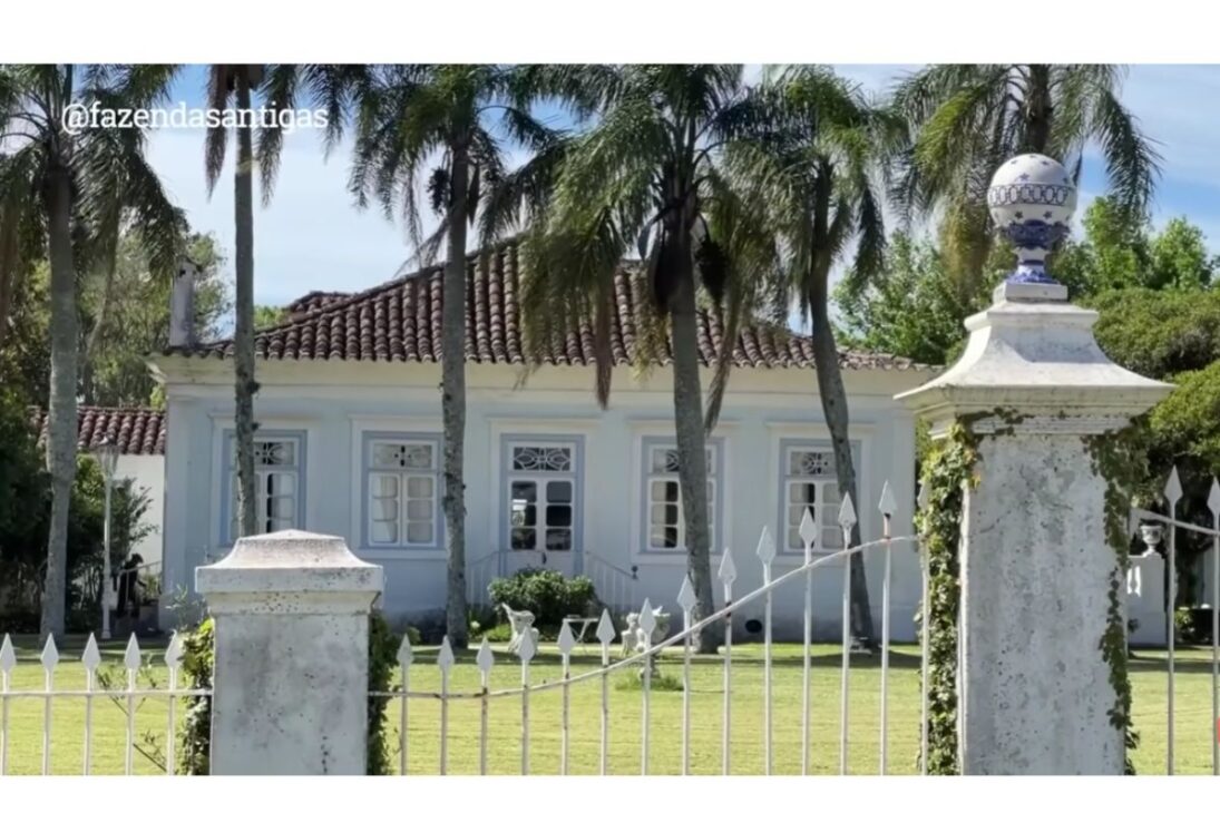 En la Estancia de la Gruta, la casona histórica emerge entre llanuras, con azulejos portugueses y candelabros componiendo un acervo vivo y legible.

